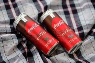 KYIV, UKRAINE - 31 Ekim 2023 Kahve aromalı Coca Cola Kutusu. Özel tasarımı olan kapalı bir teneke içki kutusu. İçeceklerinizi tazeleyeyim.