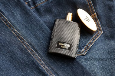 KYIV, UKRAINE - 31 Ekim 2023 Tom Ford Noir parfüm şişesi. Tom Ford, Amerikalı moda tasarımcısı. 2006 'da ünlü lüks markasını kurdu.
