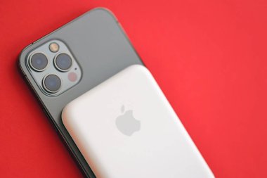 KYIV, UKRAINE - 31 Ekim 2023 Apple MagSafe bataryası iPhone 'u mıknatıs bağlantısıyla şarj etmek için. Mag Güvenli modern taşınabilir güç bankası aygıtı
