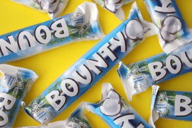 KYIV, UKRAINE - 31 Ekim 2023 Kakao aromalı Bounty çikolataları. Bounty Çikolata, Amerikan Mars Şirketi 'nin bir markası.