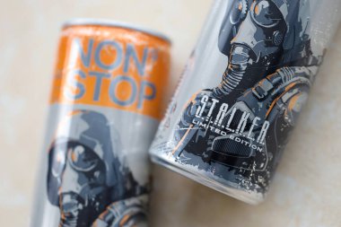 KYIV, UKRAINE - 31 Ekim 2023 Stop enerji içeceği sınırlı sayıdaki Stalker ve alüminyum teneke gaz maskeli karakter tasarımı ile kapatılabilir