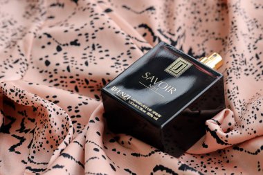 KYIV, UKRAINE - 31 Ekim 2023 Savoir Nuit unisex parfüm şişesi, Jfenzi. Jfenzi parfüm uzmanı Polonya merkezli bir parfüm şirketi.