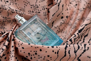 KYIV, UKRAINE - 31 Ekim 2023 Moschino Komik mavi parfüm şişesi. Moschino, 1983 yılında Franco Moschino tarafından Milano 'da kurulan İtalyan lüks moda evi.