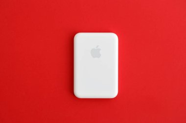 KYIV, UKRAINE - 31 Ekim 2023 Apple MagSafe bataryası iPhone 'u mıknatıs bağlantısıyla şarj etmek için. Mag Güvenli modern taşınabilir güç bankası aygıtı