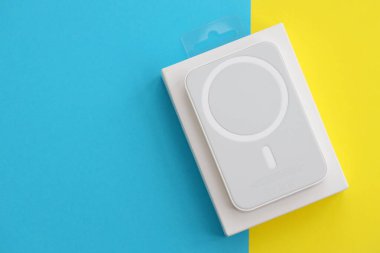 KYIV, UKRAINE - 31 Ekim 2023 Apple MagSafe bataryası iPhone 'u mıknatıs bağlantısıyla şarj etmek için. Mag Güvenli modern taşınabilir güç bankası aygıtı