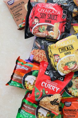 KYIV, UKRAINE - 31 Ekim 2023 Çeşitli markalar ve üreticiler tarafından hızlı pişirilmek üzere birçok hazır erişte paketleri