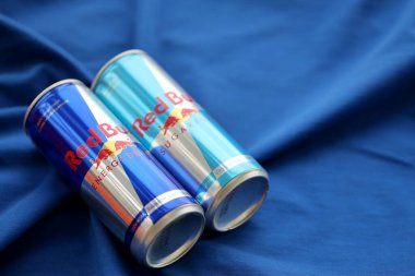 TERNOPİL, UKRAINE - 7 Temmuz 2023 Red Bull enerji içeceği alüminyum teneke kutu orijinal tasarımı yakın plan