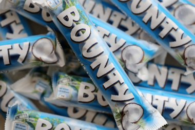 KYIV, UKRAINE - 31 Ekim 2023 Kakao aromalı Bounty çikolataları. Bounty Çikolata, Amerikan Mars Şirketi 'nin bir markası.