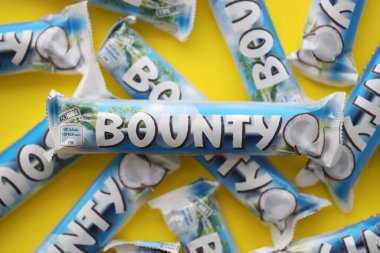 KYIV, UKRAINE - 31 Ekim 2023 Kakao aromalı Bounty çikolataları. Bounty Çikolata, Amerikan Mars Şirketi 'nin bir markası.