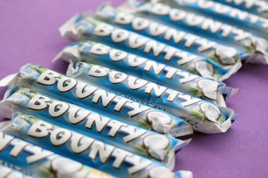 KYIV, UKRAINE - 31 Ekim 2023 Kakao aromalı Bounty çikolataları. Bounty Çikolata, Amerikan Mars Şirketi 'nin bir markası.