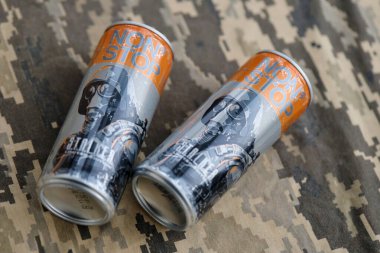 KYIV, UKRAINE - 31 Ekim 2023 Stop enerji içeceği sınırlı sayıdaki Stalker ve alüminyum teneke gaz maskeli karakter tasarımı ile kapatılabilir