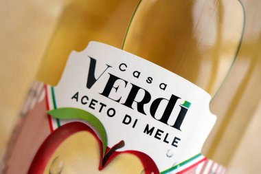 KYIV, UKRAINE - 31 Ekim 2023 Casa Verdi Aceto di Mele zeytinyağı şişesi elma aromalı