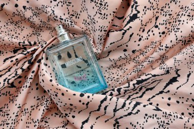 KYIV, UKRAINE - 31 Ekim 2023 Moschino Komik mavi parfüm şişesi. Moschino, 1983 yılında Franco Moschino tarafından Milano 'da kurulan İtalyan lüks moda evi.