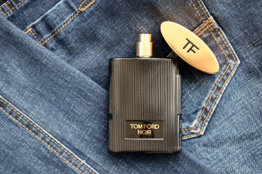 KYIV, UKRAINE - 31 Ekim 2023 Tom Ford Noir parfüm şişesi. Tom Ford, Amerikalı moda tasarımcısı. 2006 'da ünlü lüks markasını kurdu.
