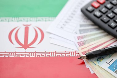 İran iş hesaplamaları İran parası ve kalemi ile masaya yakın.