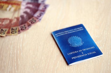 Brezilya iş kartı ve sosyal güvenlik mavi kitap ve reais para faturaları kapanır