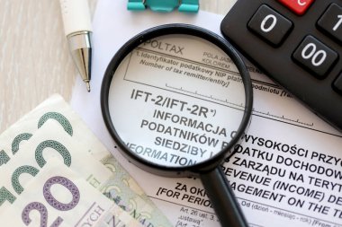 Polonya 'nın IFT-2, IFT-2R bölgelerinde koltuğu ya da yönetim yeri olmayan hukukçular tarafından elde edilen gelir bilgileri kalem ve zloti para faturalarıyla dolu muhasebeci masasında.