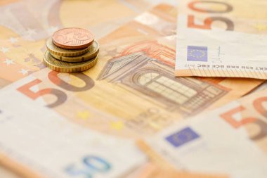 Çok büyük miktardaki 50 avroluk Avro banknotları.