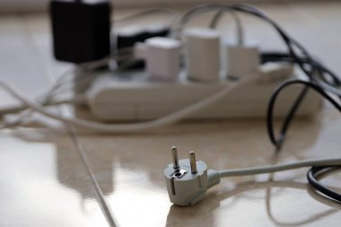 Aşırı yüklenmiş güç panoları. Beyaz zeminde farklı elektrik prizleri olan elektrik şeritleri. Risk tehlikesi kavramı elektrik akımını aşırı yükledi