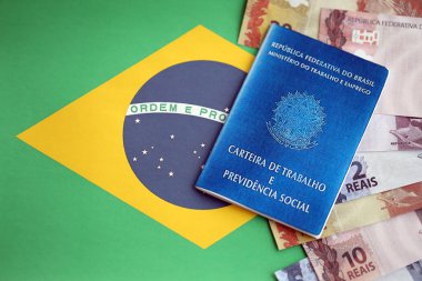 Brezilya iş kartı ve sosyal güvenlik mavi kitap ve gerçekten Brezilya Federatif Cumhuriyeti bayrağı üzerinde para faturaları