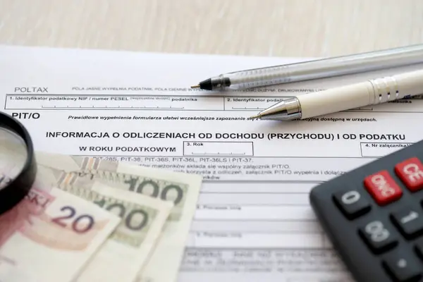 Gelir ve vergi kesintileri hakkında bilgi, muhasebe masasında PIT-O formu, kalem ve zloti para faturaları kapanıyor.