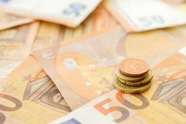 Çok büyük miktardaki 50 avroluk Avro banknotları.