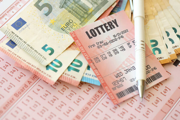 Лотерейный билет и игорный чек на столе с ручкой и банкнотами евро Европейского Союза закрываются