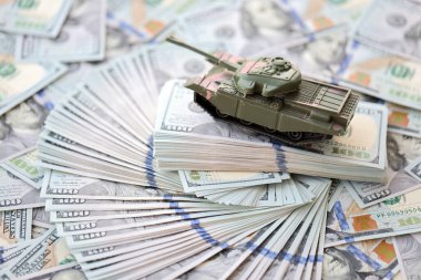 100 dolarlık banknotlardaki oyuncak tankları kapatın. Savaş maliyetleri, askeri harcamalar ve ekonomik kriz kavramı