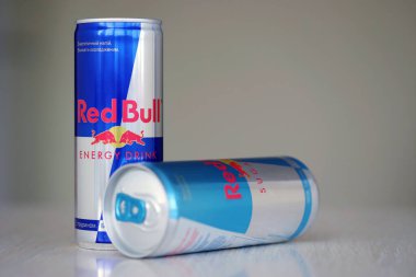 TERNOPİL, UKRAINE - 7 Temmuz 2023 Red Bull enerji içeceği alüminyum teneke kutu orijinal tasarımı yakın plan