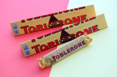 KYIV, UKRAINE - 31 Ekim 2023 Sarı Toblerone Çikolata. Toblerone 1908 yılında İsviçre 'de doğdu ve Theodor Tobler tarafından yaratıldı.