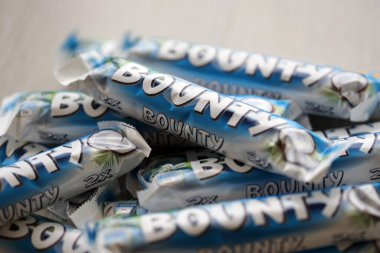 KYIV, UKRAINE - 31 Ekim 2023 Kakao aromalı Bounty çikolataları. Bounty Çikolata, Amerikan Mars Şirketi 'nin bir markası.