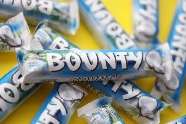 KYIV, UKRAINE - 31 Ekim 2023 Kakao aromalı Bounty çikolataları. Bounty Çikolata, Amerikan Mars Şirketi 'nin bir markası.