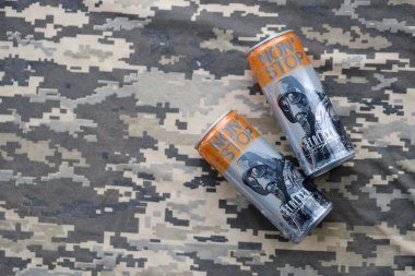 KYIV, UKRAINE - 31 Ekim 2023 Stop enerji içeceği sınırlı sayıdaki Stalker ve alüminyum teneke gaz maskeli karakter tasarımı ile kapatılabilir