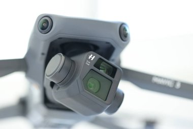 KYIV, UKRAINE - 4 MAYIS, 2023 Yeni DJI Mavic 3 hafif arka planda daha fazla kuadrokopter drone uçur