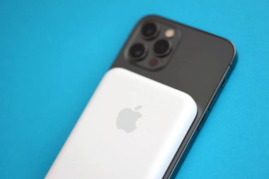 KYIV, UKRAINE - 31 Ekim 2023 Apple MagSafe bataryası iPhone 'u mıknatıs bağlantısıyla şarj etmek için. Mag Güvenli modern taşınabilir güç bankası aygıtı