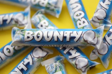 KYIV, UKRAINE - 31 Ekim 2023 Kakao aromalı Bounty çikolataları. Bounty Çikolata, Amerikan Mars Şirketi 'nin bir markası.