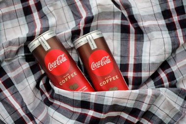 KYIV, UKRAINE - 31 Ekim 2023 Kahve aromalı Coca Cola Kutusu. Özel tasarımı olan kapalı bir teneke içki kutusu. İçeceklerinizi tazeleyeyim.