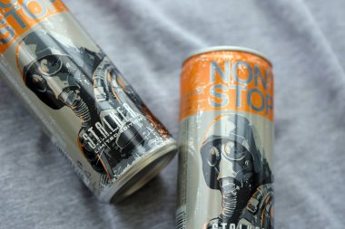 KYIV, UKRAINE - 31 Ekim 2023 Stop enerji içeceği sınırlı sayıdaki Stalker ve alüminyum teneke gaz maskeli karakter tasarımı ile kapatılabilir