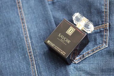 KYIV, UKRAINE - 31 Ekim 2023 Savoir Nuit unisex parfüm şişesi, Jfenzi. Jfenzi parfüm uzmanı Polonya merkezli bir parfüm şirketi.