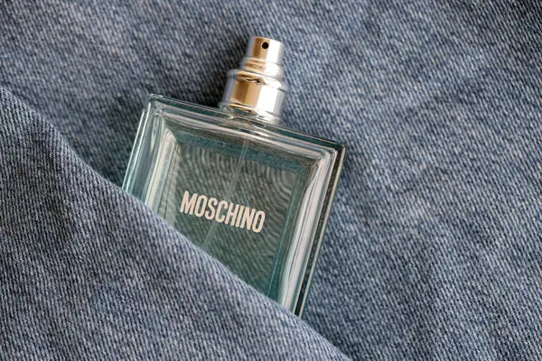 Kyiv Ukraine October 2023 Moschino おかしい青い香水瓶 モチーノは 1983年にミラノのフランコ モシノによって設立されたイタリアの高級ファッションハウスです — ストック写真