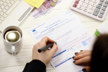 Muhasebeci, Fransız vergi formu CA12 Değer katma vergisi ve vergi döneminin sonunda benzer vergiler doldurdu. Fransa 'da vergilendirme ve evrak işleri