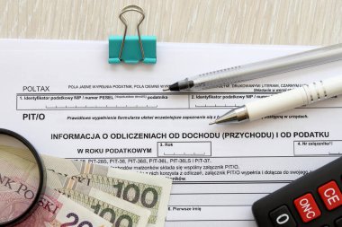 Gelir ve vergi kesintileri hakkında bilgi, muhasebe masasında PIT-O formu, kalem ve zloti para faturaları kapanıyor.