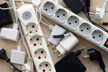 Birçok elektrik prizi ağ tıkanıklığı. Elektrik bağımlılığı kavramı. Elektrik prizlerinin yanında bir sürü elektrik prizi var.