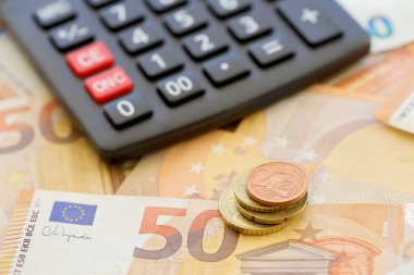 Çok büyük miktarda Avro banknotları yığınla ve siyah hesap makinesi kapanıyor