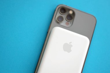 KYIV, UKRAINE - 31 Ekim 2023 Apple MagSafe bataryası iPhone 'u mıknatıs bağlantısıyla şarj etmek için. Mag Güvenli modern taşınabilir güç bankası aygıtı