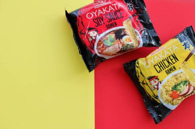 KYIV, UKRAINE - 31 Ekim 2023 Ajinomoto Oyakata paketleri Japon hazır erişteleri tavuk ramen ve soya soslu ramen.