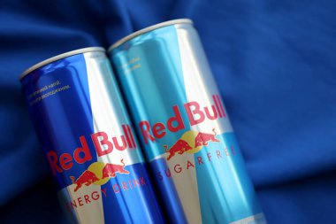 TERNOPİL, UKRAINE - 7 Temmuz 2023 Red Bull enerji içeceği alüminyum teneke kutu orijinal tasarımı yakın plan