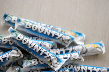 KYIV, UKRAINE - 31 Ekim 2023 Kakao aromalı Bounty çikolataları. Bounty Çikolata, Amerikan Mars Şirketi 'nin bir markası.