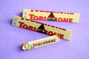 KYIV, UKRAINE - 31 Ekim 2023 Sarı Toblerone Çikolata. Toblerone 1908 yılında İsviçre 'de doğdu ve Theodor Tobler tarafından yaratıldı.