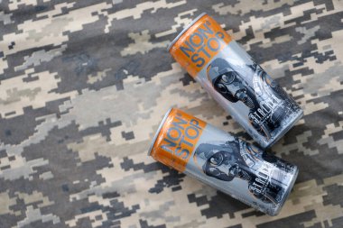 KYIV, UKRAINE - 31 Ekim 2023 Stop enerji içeceği sınırlı sayıdaki Stalker ve alüminyum teneke gaz maskeli karakter tasarımı ile kapatılabilir